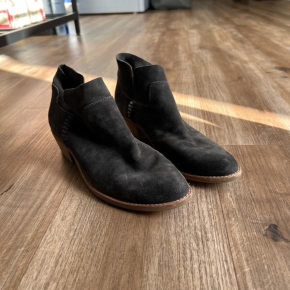Dolce Vita Suede Grey Ankle Booties in Size 6.5 - Picture 5 of 6
